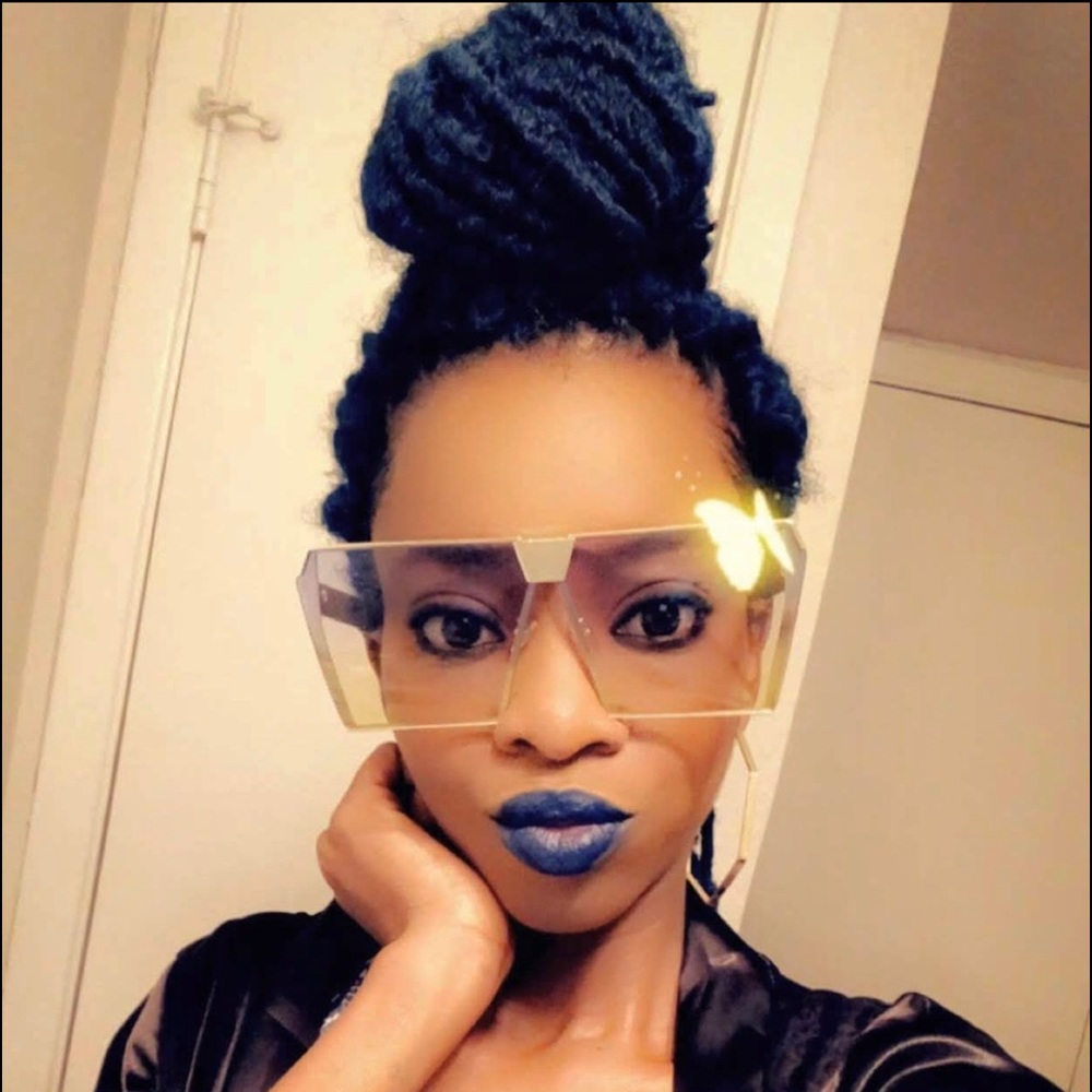 Meet your Posher, Remona
